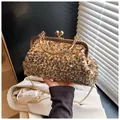 Elegante goldene Pailletten-Tasche mit Vintage-Verschluss und abnehmbarer Goldkette - Gold