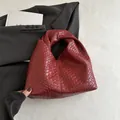 Μίνιμαλ βαθύ κόκκινο δερμάτινο πλεκτό τσαντάκι hobo με χαρακτηριστικό κόμπο στη λαβή - Κόκκινο