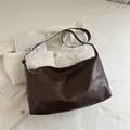 Bolso tote minimalista marrón oscuro de cuero sintético con correa de hombro ajustable - Marrón