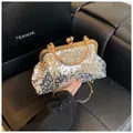 Vintage-Abendtasche mit Pailletten, goldenem Metallrahmen und Kugelverschluss in Silber - Silber