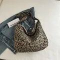 Große Hobo-Tasche aus Canvas mit Leopardenmuster und breitem Schultergurt - Khaki
