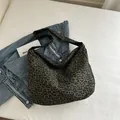 Große dunkelgrüne Canvas-Tragetasche mit Leopardenmuster auf Denim-Jacke - Grün