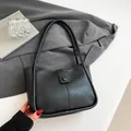 Bolso tote minimalista de cuero negro mate con hebilla redonda y correa fina al hombro - Negro