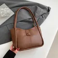 Bolso tote vintage de cuero sintético marrón oscuro con textura suave y correas retro - Marrón