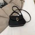 Borsa a tracolla nera minimalista con fibbia dorata ovale e manico superiore - Nero