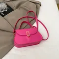 Elegante borsa a tracolla in pelle PU magenta con chiusura dorata e manico - Rosa Rosso