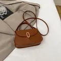 Borsa a tracolla in pelle marrone con manico e chiusura a scatto ovale in metallo oro - Marrone