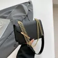 Schwarze Umhängetasche mit goldener Kette und glatter Kunstleder-Oberfläche - Schwarz