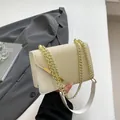 Cremefarbene Umhängetasche mit gewebter Klappe und goldener Metallkette für Damen - Weiß