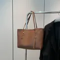 Bolso tote clásico de cuero marrón con correas finas y detalle de borla lateral - Marrón