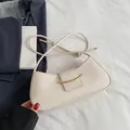 Elegante borsa hobo a mezza luna bianco crema con fibbia dorata e tracolla sottile - Bianco Sporco