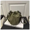 Japanische Nylon-Beuteltasche in Armeegrün mit Kordelzug und verstellbarem Schultergurt - Grün