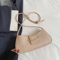Elegante borsa a tracolla beige a mezzaluna con fibbia dorata e cinturino annodato - Cachi