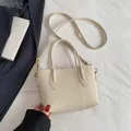 Sac fourre-tout minimaliste en simili cuir beige avec poignées et bandoulière réglable - Poche zippée