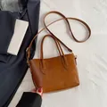 Grand cabas rétro en similicuir marron avec doubles poignées et détails dorés - Marron