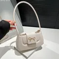 Sac baguette minimaliste blanc crème avec boucle dorée et bandoulière fine - Blanc