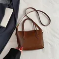 Grand sac cabas marron en cuir ciré vintage avec fines poignées et bandoulière amovible - Marron