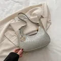 Modische silberne Achseltasche mit Flechtmuster für Damen mit M-Anhänger - Webmuster(5759761653974) / Silber