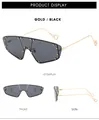 Detailansicht der goldfarbenen Metallsonnenbrille mit schwarzen Gläsern und Nieten - Goldrahmen Schwarzgrau