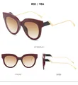 Detail der dunkelroten Cateye-Sonnenbrille mit Verlaufsgläsern und goldenen Bügeln - Roter Rahmen Teefarbene Verlaufsgläser