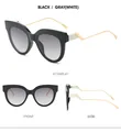 Mehrwinkelansicht einer schwarzen Cat-Eye-Sonnenbrille mit goldfarbenen Metallbügeln - Schwarz Weiß Rahmen Verlauf Graues Glas