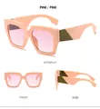 Lunettes de soleil carrées roses avec verres dégradés et détails géométriques verts - Monture Rose Verre Dégradé Rose