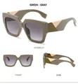 Détail de lunettes de soleil carrées avec branches géométriques vertes et grises - Monture Gris Vert Verre Dégradé Gris