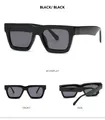 Vues multiples de lunettes de soleil carrées noires classiques avec des branches larges - Monture Noire Branches Noires Verres Gris Noir