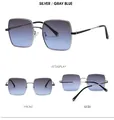 Vue détaillée de lunettes de soleil carrées argentées avec verres dégradés bleu-gris - Monture Argent Verres Bleu Gris