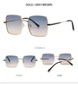 Vue sous trois angles de lunettes de soleil carrées rétro avec monture dorée et verres - Monture Dorée Dégradé Bleu-Jaune