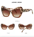 Detail van een cat-eye zonnebril met luipaardprint, metalen bloemlogo en bruine gradiënt glazen - Luipaard Frame Gradiënt Thee Lenzen