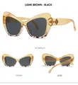 Vista macro de gafas mariposa con patrón de carey y logotipo de metal en la patilla - Montura Amarillo Claro Lentes Grises Negras