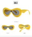 Tre prospettive di occhiali da sole ovali gialli con lenti scure e montura spessa alla moda - Stile Giallo (C3.黄框黑灰片)