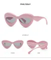 Viste dettagliate degli occhiali da sole cat-eye rosa con lenti grigie da varie angolazioni - Montatura Rosa Lente Grigio Chiaro