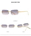 Detalle de gafas de sol cuadradas sin montura con patillas doradas y lentes degradadas - Marco Dorado Lentes Gris Rosa