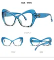Detalle de gafas de sol mariposa en azul con estampado de leopardo y bisagra dorada - Montura Azul Lentes Claros