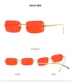Vistas detalladas de gafas de sol rectangulares sin montura doradas con lentes rojas claras - Montura Dorada Lentes Rojas