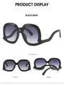 Trois angles de lunettes de soleil oversize avec branches ondulées et verres dégradés - Monture Noire Verre Gris Dégradé