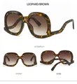 Détail de lunettes de soleil oversize léopard avec verres dégradés bruns et branches - Monture Écaille de Tortue Verres Thé