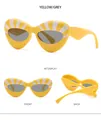 Detailansicht der gelben Cat-Eye-Sonnenbrille mit weißen Streifen und grauen Gläsern - Gelbe Rahmen Graue Gläser (C5)