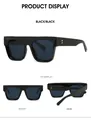 Detalle de gafas de sol cuadradas negras con tachuelas plateadas y lentes azules - Montura Negra Lentes Gris Negro