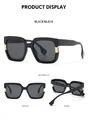 Detaillierte Ansichten der schwarzen Vintage Quadrat-Sonnenbrille mit Goldakzenten - Schwarzer Rahmen Schwarz Graue Gläser