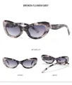 Tre viste di occhiali da sole cat-eye in grigio floreale con lenti sfumate - Montatura Marmo Grigio Lenti Grigie Sfumate