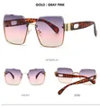 Detailansicht der quadratischen Sonnenbrille in Gold-Grau-Rosa mit Bügeln im Leoparden-Look - Schildpatt Rahmen Graurosa Linse
