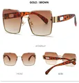 Detailansicht der quadratischen randlosen Sonnenbrille mit braunen Verlaufsgläsern in Gold - Schildpatt-Rahmen Farbverlauf Tee Linse