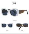 Front- und Seitenansicht der weißen quadratischen Sonnenbrille mit Holzmuster-Bügeln - Weiß