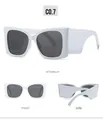 Viste multiple di occhiali da sole bianchi stile cat-eye con montatura spessa e lenti scure - Montatura Bianca Lente Grigio Scuro