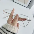 Detalle de montura cuadrada transparente TR90 con patillas elegantes de oro rosa - Blanco Claro