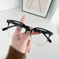 Details der Brille mit schwarzem Farbverlauf und Gravur der Bügelspezifikationen - Schwarz zu Transparent Verlauf