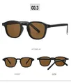 Vistas detalladas de gafas de sol retro negras con lentes marrones y remaches metálicos - Montura Negra Lentes Té Oscuro